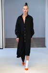 Показ ANTONIA GOY — Der Berliner Mode Salon SS18 (наряды и образы: чёрное платье-рубашка, белые носки, оранжевые туфли)