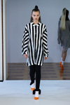 Показ ANTONIA GOY — Der Berliner Mode Salon SS18 (наряди й образи: смугаста чорно-біла сукня-сорочка, білі шкарпетки, помаранчеві туфлі)
