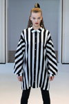Показ ANTONIA GOY — Der Berliner Mode Salon SS18 (наряды и образы: полосатое чёрно-белое платье-рубашка)