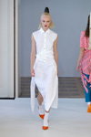 Modenschau von ANTONIA GOY — Der Berliner Mode Salon SS18 (Looks: weißes Kleid, weiße Socken, orange Pumps)