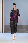 Modenschau von ANTONIA GOY — Der Berliner Mode Salon SS18 (Looks: schwarzes transparentes Kleid, weiße Socken, orange Pumps)