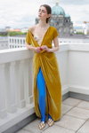 Prezentacja Dawid Tomaszewski — Der Berliner Mode Salon SS18 (ubrania i obraz: sukienka musztardowa, rajstopy błękitne)