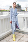 Presentación de Dawid Tomaszewski — Der Berliner Mode Salon SS18 (looks: calcetines amarillos, sandalias de tacón amarillas, traje de pantalón azul claro)