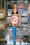 Modenschau von MARINA HOERMANSEDER — Der Berliner Mode Salon SS18 (Looks: rosaner Mini Rock, himmelblaue Stiefel, schwarzes kurzes Top)