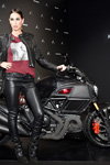 Мелисса Сатта. Ducati и Diesel представили эксклюзивный байк (наряды и образы: брусничный топ, чёрные кожаные брюки, чёрная кожаная куртка)