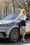 Ellie Goulding. Ellie Goulding. Prezentacja Range Rover Velar (ubrania i obraz: top biały, jeansowe szorty niebieskie, blond (kolor włosów))