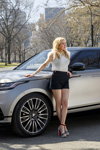 Еллі Голдінг. Еллі Голдінг презентувала новий Range Rover Velar (наряди й образи: блонд (колір волосся), білий топ, сіні джинсові шорти)