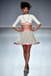 Ethical Fashion Show Berlin AW17/18 (наряды и образы: белый топ, белая юбка, серые босоножки)