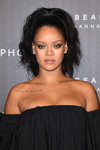 Rihanna. Francia. Invitados. Fenty Beauty by Rihanna (looks: vestido de cóctel negro)
