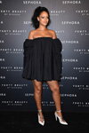 Рианна. Парижская презентация Fenty Beauty by Rihanna (наряды и образы: чёрное коктейльное платье, белые туфли)