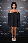 Рианна. Парижская презентация Fenty Beauty by Rihanna (наряды и образы: чёрное коктейльное платье, белые туфли)