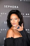 Rihanna. Francja. Goście. Fenty Beauty by Rihanna (ubrania i obraz: suknia koktajlowa czarna)