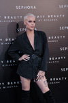 Jedet. Мадридская презентация Fenty Beauty by Rihanna (наряды и образы: чёрное платье-жакет, чёрные ботфорты, короткая стрижка)