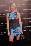 Maya Hansen. Мадридська презентація Fenty Beauty by Rihanna (наряди й образи: блакитна сукня міні, блонд (колір волосся))