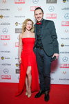 Tatiana Volosozhar y Maxim Trankov. Ceremonia de premiación. Hello! (looks: vestido de noche rojo, traje de hombre negro, camisa negra, , corbata de lazo roja)