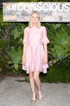 Анджела Линдвалл. Звёзды на ужине H&M (наряды и образы: розовое платье, блонд (цвет волос), серебряные босоножки)