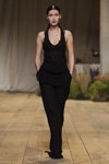 Bella Hadid. Pokaz H&M Studio SS 2017 (ubrania i obraz: top czarny, spodnie czarne)