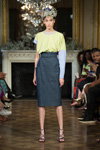 Показ Imane Ayissi — Paris Fashion Week Haute Couture (наряды и образы: серая юбка, чёрные босоножки)
