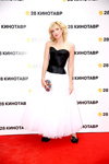 Irina Grineva. Ceremonia de apertura — Kinotavr 2017 (looks: vestido de noche de color blanco y negro)