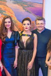 Участницы конкурса "Мисс Украина" помогли художникам написать картину (персоны: Алена Белова, Александра Кучеренко, Виктория Киосе)