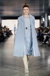 Pokaz Lesia Semi — Lviv Fashion Week AW17/18 (ubrania i obraz: palto błękitne, sukienka błękitna)