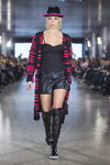 Показ Marta WACHHOLZ — Lviv Fashion Week AW17/18 (наряды и образы: чёрные шорты, чёрные ботфорты, чёрный топ)