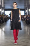 Modenschau von Marta WACHHOLZ — Lviv Fashion Week AW17/18 (Looks: schwarzes Kleid, rote Kniehohe Stiefel)