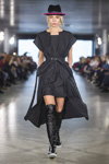 Modenschau von Marta WACHHOLZ — Lviv Fashion Week AW17/18 (Looks: schwarzer Hut, schwarzes Kleid, schwarze Kniehohe Stiefel, blonde Haare)