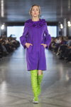 Desfile de Marta WACHHOLZ — Lviv Fashion Week AW17/18 (looks: abrigo violeta, botas Over the knee de color lima)