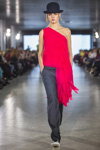 Паказ Marta WACHHOLZ — Lviv Fashion Week AW17/18 (нарады і вобразы: чырвоны топ, шэрыя штаны, чорная шляпа)