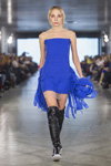 Modenschau von Marta WACHHOLZ — Lviv Fashion Week AW17/18 (Looks: blaues Cocktailkleid, schwarze Kniehohe Stiefel)