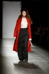 Pokaz IANIS CHAMALIDY — MBFD St.Petersburg 04/2017 (ubrania i obraz: palto czerwone, bluzka biała, spodnie czarne, beret bordowy)