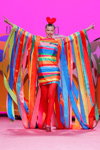 Показ Ágatha Ruiz de la Prada — MBFW Madrid FW17/18 (наряды и образы: разноцветное платье, красные колготки)