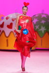 Показ Ágatha Ruiz de la Prada — MBFW Madrid FW17/18 (наряды и образы: красное платье, колготки цвета фуксии, красные туфли)