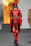 Ana Locking show — MBFW Madrid FW17/18 (looks: red beret, red gloves, red boots, Sunglasses)