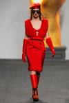 Modenschau von Ana Locking — MBFW Madrid FW17/18 (Looks: rote Baskenmütze, rote Stiefel, rotes Kleid, Sonnenbrille, rote Lange Handschuhe)