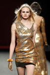 Pokaz Ion Fiz — MBFW Madrid FW17/18 (ubrania i obraz: suknia koktajlowa mini złota, rękawiczki złote)
