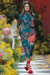 Марина Перес. Показ Jorge Vazquez — MBFW Madrid FW17/18 (наряди й образи: сукня з принтом кольору морської хвилі, смугасті червоно-білі шкарпетки, червоні туфлі)