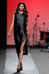 Келіана Сантос. Показ Juana Martin — MBFW Madrid FW17/18 (наряди й образи: чорна коктейльна сукня з розрізом, чорні колготки в сітку, чорні босоніжки)