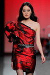 Показ Juana Martin — MBFW Madrid FW17/18 (наряды и образы: чёрные колготки в сетку, красное цветочное коктейльное платье мини)