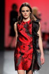 Показ Juana Martin — MBFW Madrid FW17/18 (наряды и образы: красное цветочное коктейльное платье мини)