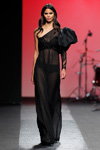 Keliane Santos. Pokaz Juana Martin — MBFW Madrid FW17/18 (ubrania i obraz: suknia wieczorowa czarna)