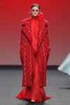 Показ THE 2ND SKIN CO. — MBFW Madrid FW17/18 (наряды и образы: красное пальто, красное вечернее платье)