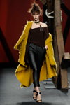 Larissa Marchiori. Ulises Mérida show — MBFW Madrid FW17/18 (looks: brown top, black trousers, yellow coat)