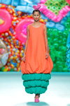 Keliane Santos. Pokaz Ágatha Ruiz de la Prada — MBFW Madrid SS18 (ubrania i obraz: sukienka pomarańczowa)