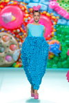 Marta Ortiz. Pokaz Ágatha Ruiz de la Prada — MBFW Madrid SS18 (ubrania i obraz: sukienka błękitna)