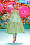 Lucía Lopez. Pokaz Ágatha Ruiz de la Prada — MBFW Madrid SS18 (ubrania i obraz: sukienka zielona)