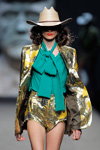 Показ Ana Locking — MBFW Madrid SS18 (наряды и образы: золотой женский костюм (жакет, шорты))