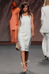 Pokaz Ángel Schlesser — MBFW Madrid SS18 (ubrania i obraz: sukienka biała)