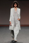 Claudia Martin. Ángel Schlesser show — MBFW Madrid SS18 (looks: grey blouse, white pantsuit)